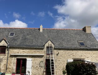 Nettoyage et traitement de toiture et application d'une résine colorée