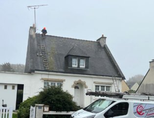 Nettoyage toiture et peinture tête de cheminée-avant - flores renov rénovation de façade, couvreur, morbihan 56