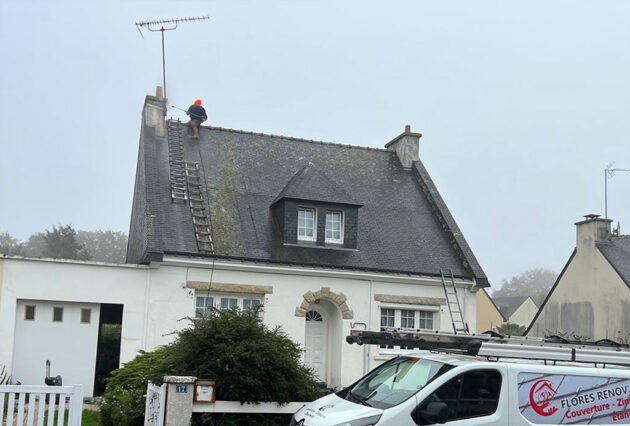 Nettoyage toiture et peinture tête de cheminée-avant - flores renov rénovation de façade, couvreur, morbihan 56